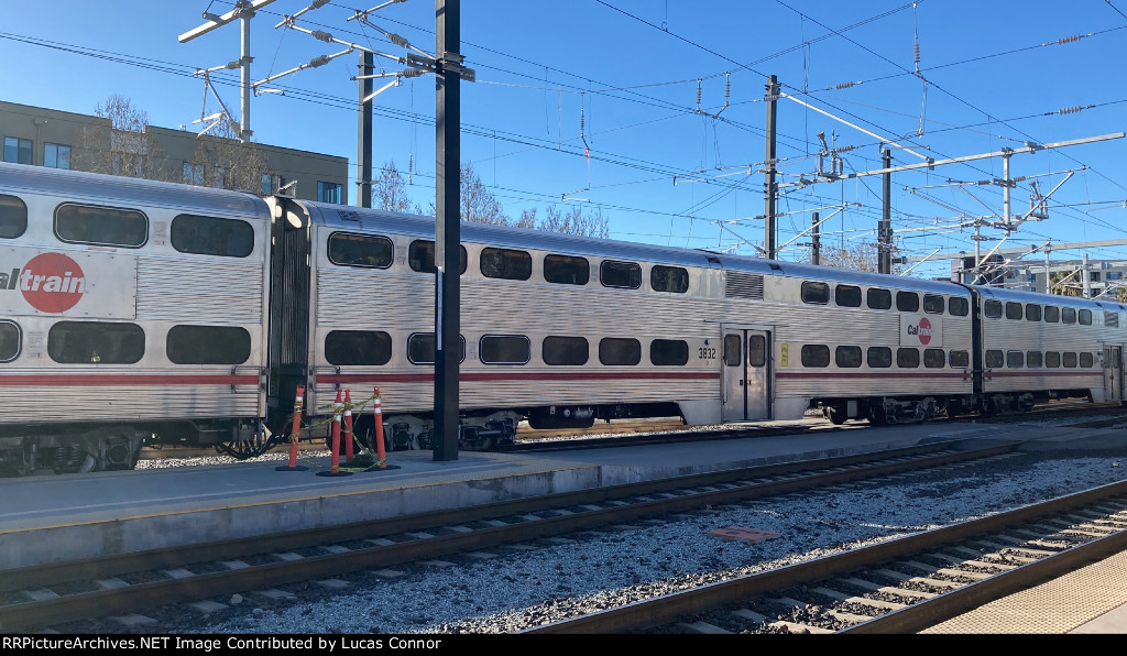 Caltrain 3832